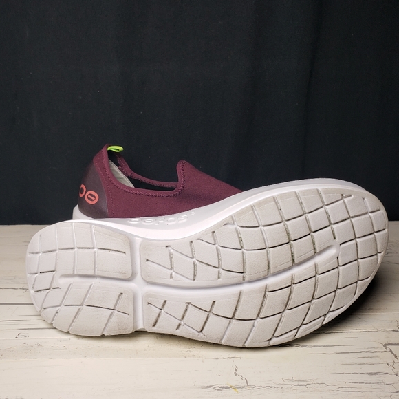 OOFOS OOmg eeZeeLow Sneakers in Burgundy - Women's size 9.5 - Picture 8 of 13